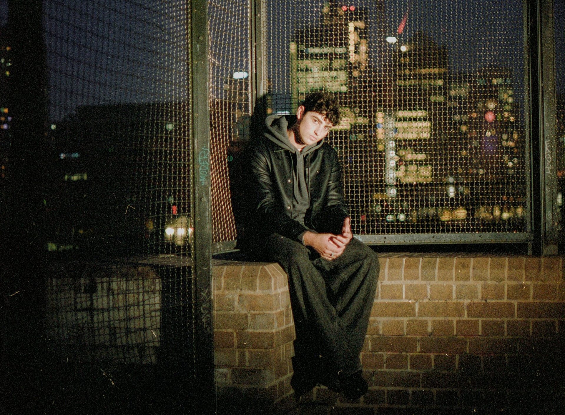 OLIVER CRONIN Unveils Anthemic New Single ‘Burning House’