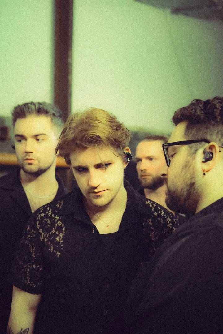 THORNHILL Announce Live Album ‘Live On Tour!’ + Share Visualizer For Live Version Of ‘Obsession’