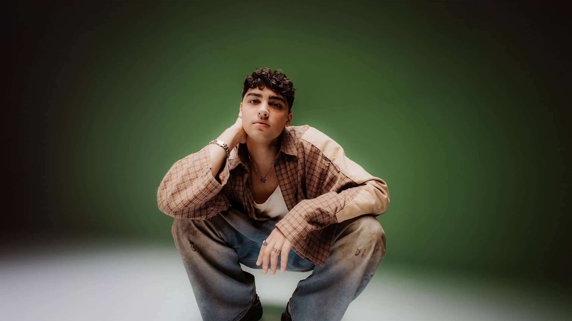 OLIVER CRONIN Shares Vulnerable Side On New Track ‘In The End’