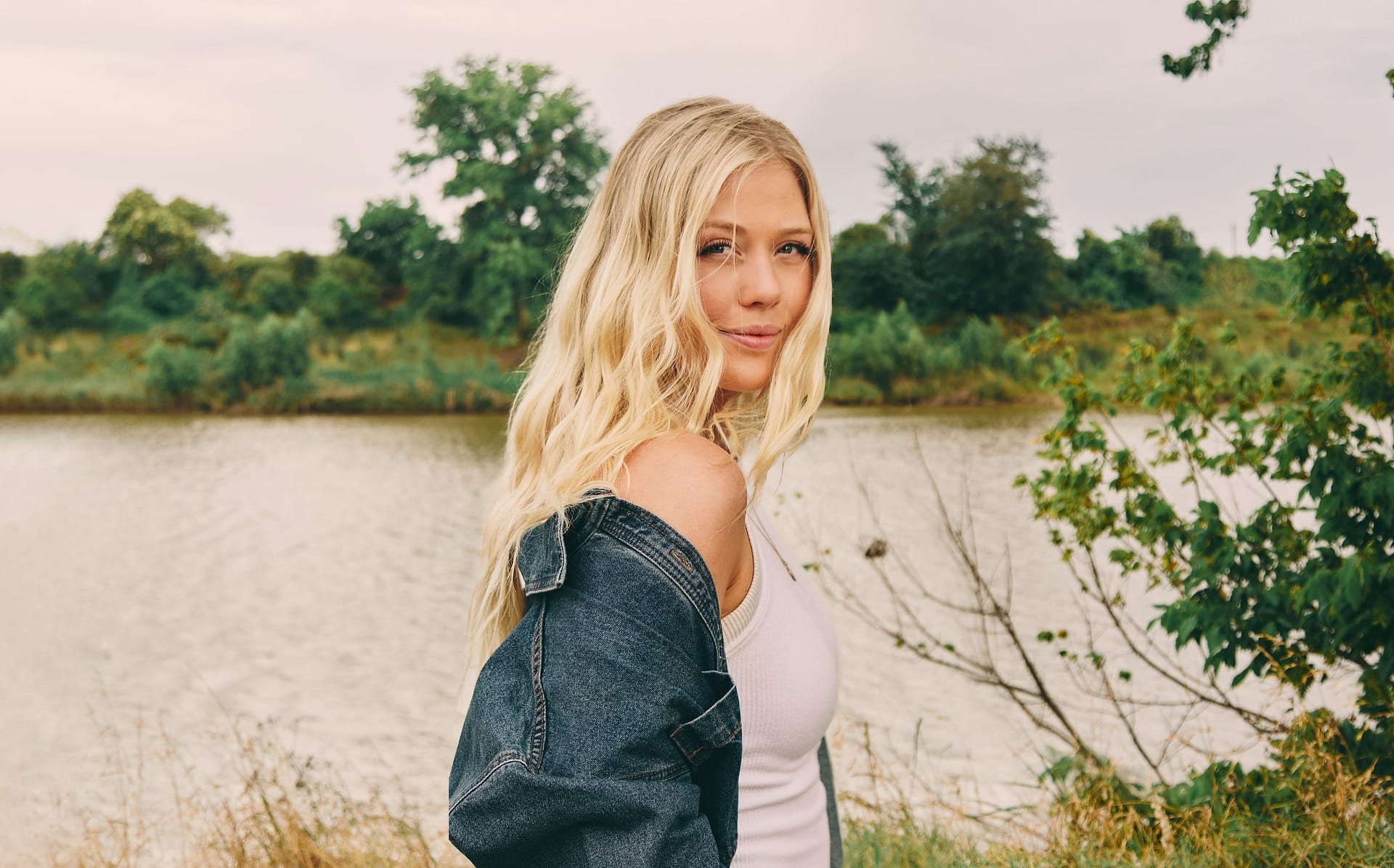 SARA BERKI Captures Romantic Spirit On New Single ‘Looks Like’ Ahead Of Australian Tour