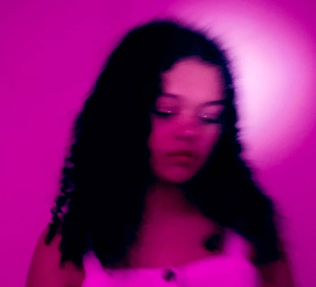 SIENNA TENN Reflects Vulnerability On New Single ‘Lilac Love’