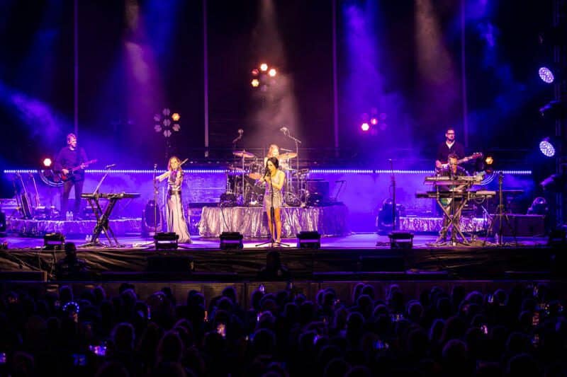 GIG REVIEW: The Corrs, Natalie Imbruglia, Toni Childs + Germein @ Sandstone Point Hotel – 28/10/2023
