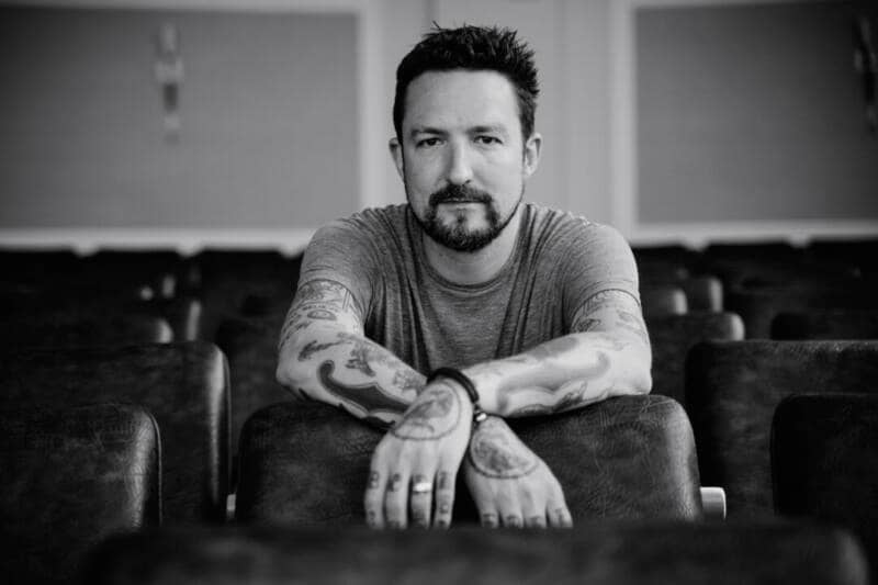 FRANK TURNER Announces New Album ‘Undefeated’ + Drops New Single ‘Do One’